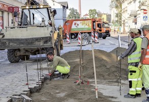 Budują nowy chodnik i ścieżkę rowerową