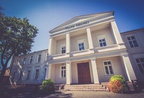 Radni przyglądają się teatrowi