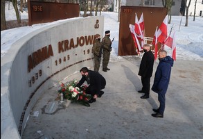 Manifestacja pod pomnikiem AK