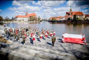 Z wojskiem i w barwach narodowych (zdjęcia)